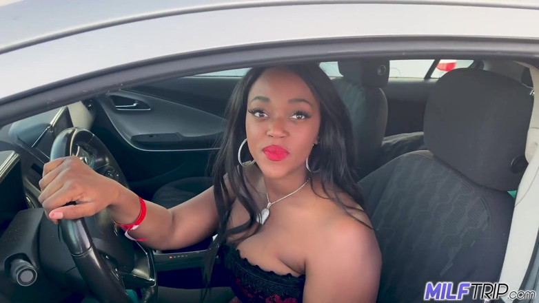 MILF Trip: Buxom ebony zlatíčko pracuje na péru