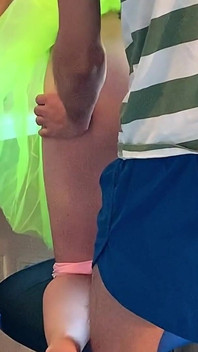 De stiefvader ziet per ongeluk zijn stiefdochter aan als een vrouw die zijn stiefdochter zwanger laat.