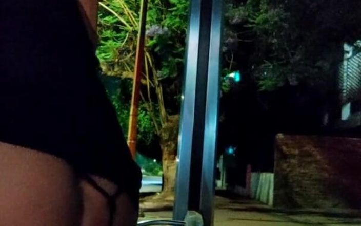 Traviezisha: 娘娘腔荡妇晚上坐在公交车站的巨大假阳具上，而汽车经过