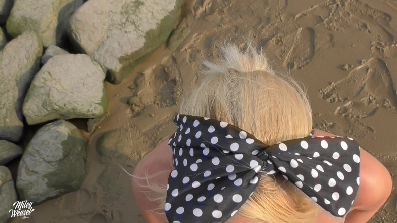Miley Weasel: Sexy bionda scopata nel culo sulla spiaggia !!