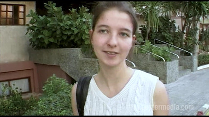 Sextermedia by Pete: Gadis remaja rambut pirang dengan malu-malu lagi pamer memek