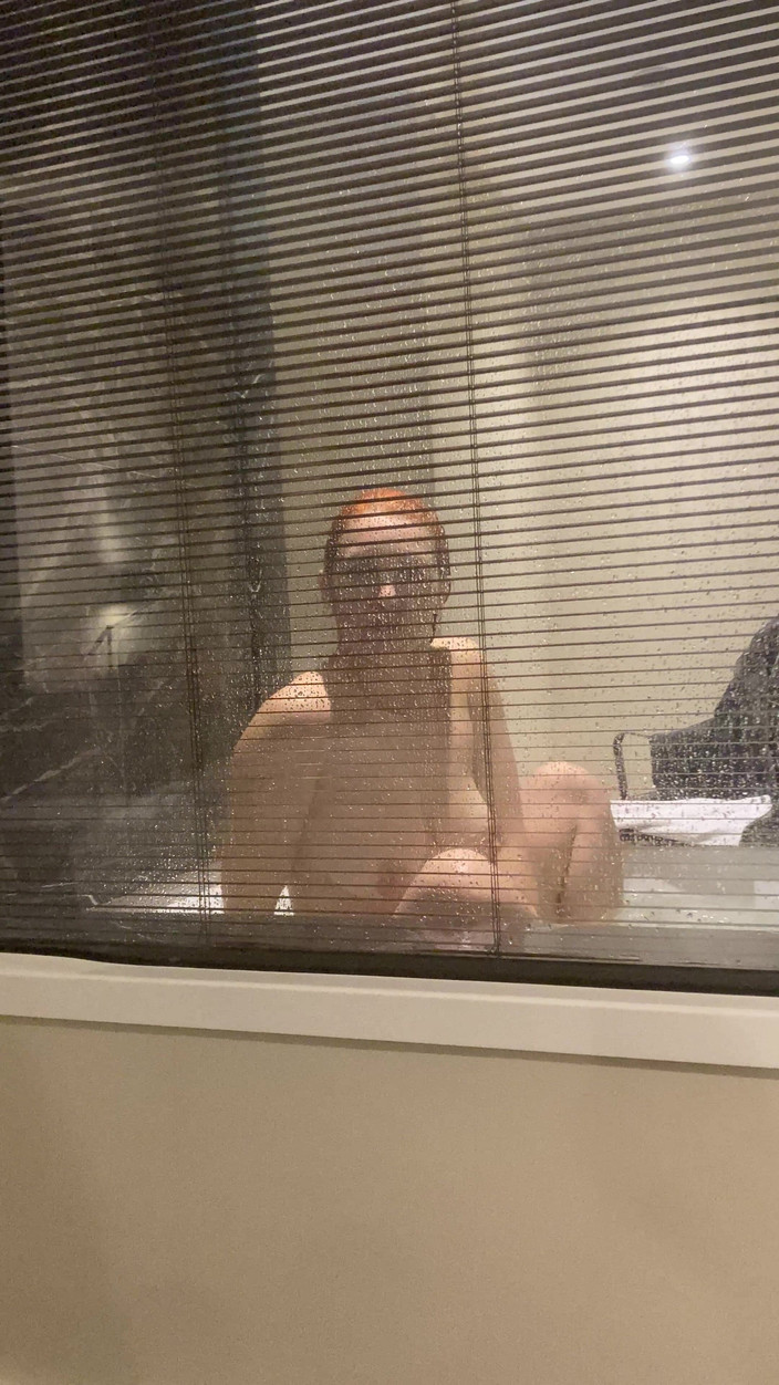 Hairy couple: होटल के बाथरूम में अदृश्य कैमरा, खिड़की से होटल के बाथरूम में गर्भवती लाल बालों वाली महिला को देखें