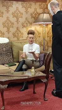 Tepid tee Qual, spanking, tawsing und dressage Cropping den Butler für mittelmäßigen Service