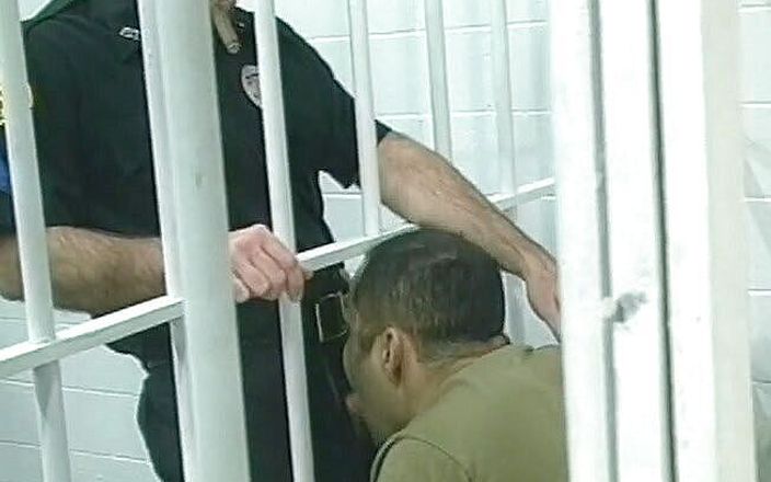 Bareback TV: Cảnh sát đụ một người đàn ông rậm lông trong trại giam