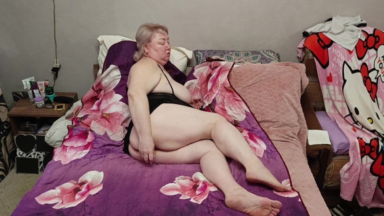 Zona901: Soacra își masturbează pizda suculentă, cărnoasă cu jucării sexuale