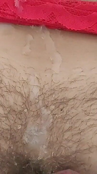 射在多毛的阴户上