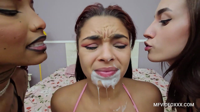 MF Desires: Saliva lésbica para Tímida Jenny