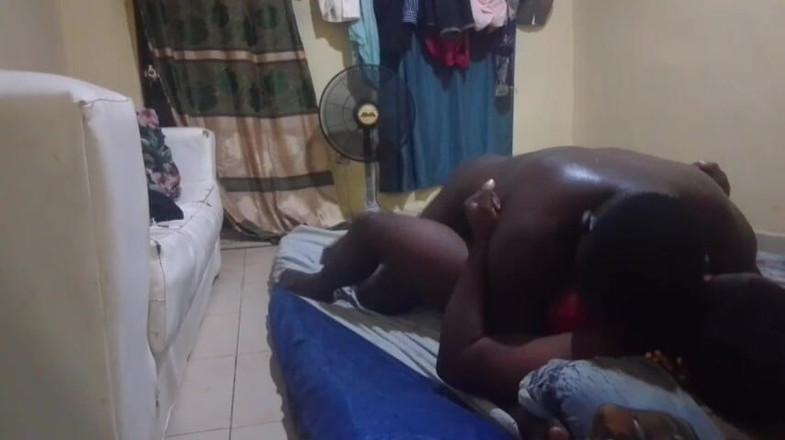 Pornsexlive: 美丽的继母从她的继子那里得到一个黑色的鸡巴