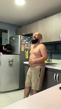 Meu namorado sai e seu amigo me excita e me fode na cozinha até ele gozar dentro de mim.