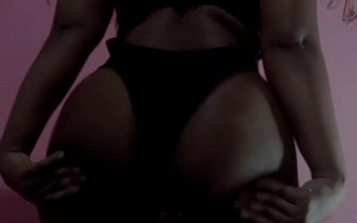Delicious open butt: 葡萄、内衣和火：完美三人组