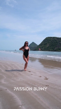 บิกินี่สีดำกับการโชว์หีเร่าร้อนบนชายหาด