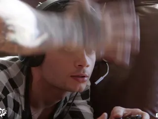 Twinkpop - Lil gamer twink wordt geneukt door hunktop