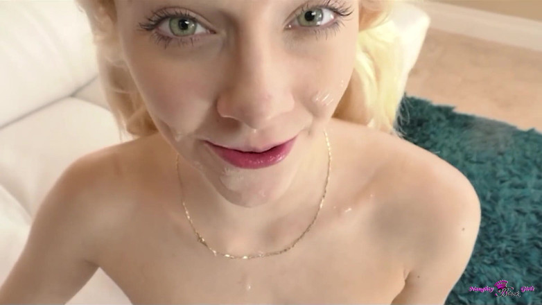 Naughty Black Girls: Angelic 18 år gammal blond Riley Star smälter på elfenbenssängen med omtänksam...