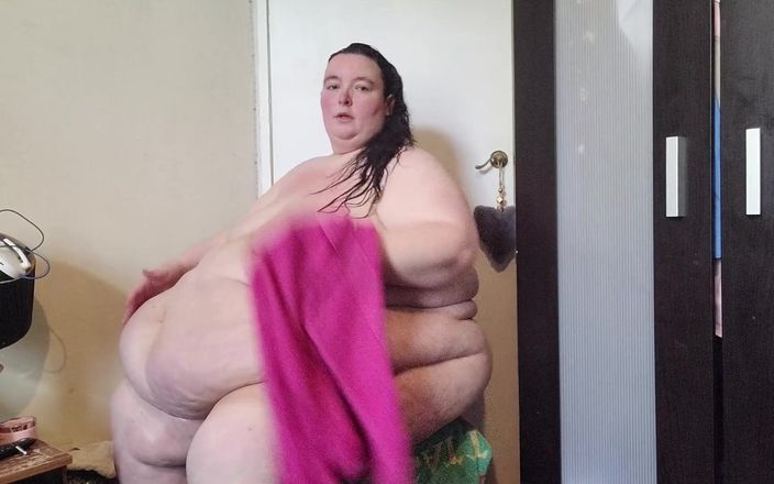 SSBBW Lady Brads: 超级肥胖的女郎用性感的微笑擦干毛巾