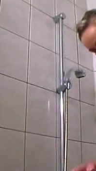 成熟したブロンドが滑らかに剃り、指が濡れる膣
