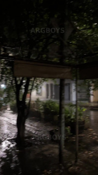 Riskantes Extremes Paar Wichs Im Freien in Der Öffentlichkeit Unter Regen (sehr Romantisch)