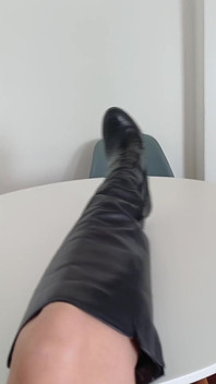 Diz yüksek çizmelerimi gösteriyorum