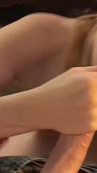 어젯밤 금발 밀프는 젖은 꿈을 꾸고 지금은 그녀가 그것을 살고있다