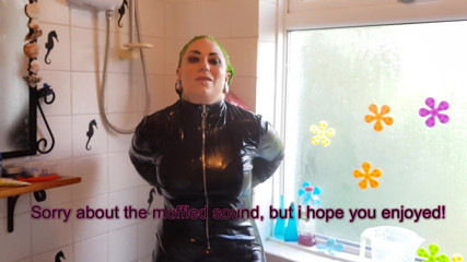 Tattooed Milfy Mama: Tuta bagnata e disordinata in body