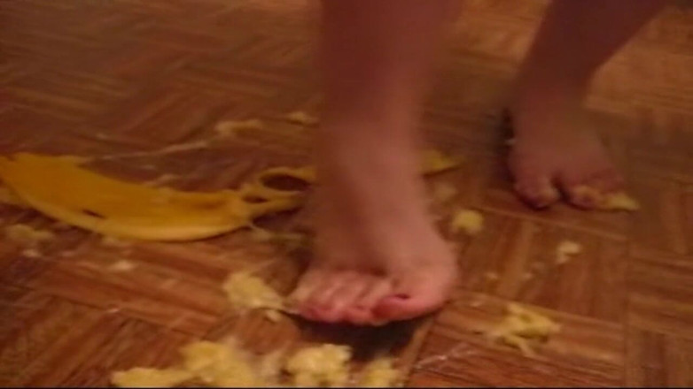 Sexy Amateurz: Voetverplettering voor een banaan