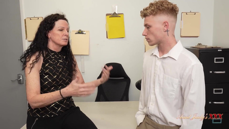 Aunt Judy's XXX: Tantejudysxxx - Große Reife Büro-milf Beth Mckenna Fickt Den Praktikant