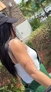 Teen Barista Vivienne Vo dostane od Teddyho Tarantina v jeho Rr