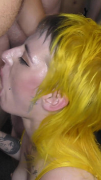 Garota tatuada grossa fica no meio de alguns paus longos