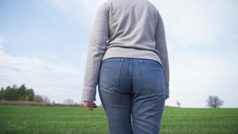 Teasecombo 4K: Mamă sexy cu fund gras care se plimbă în aer liber în...