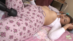 Magic Asian Pussy: Dengan memek dan pantatnya yang baru dicukur, dia pasti menunjukkan...