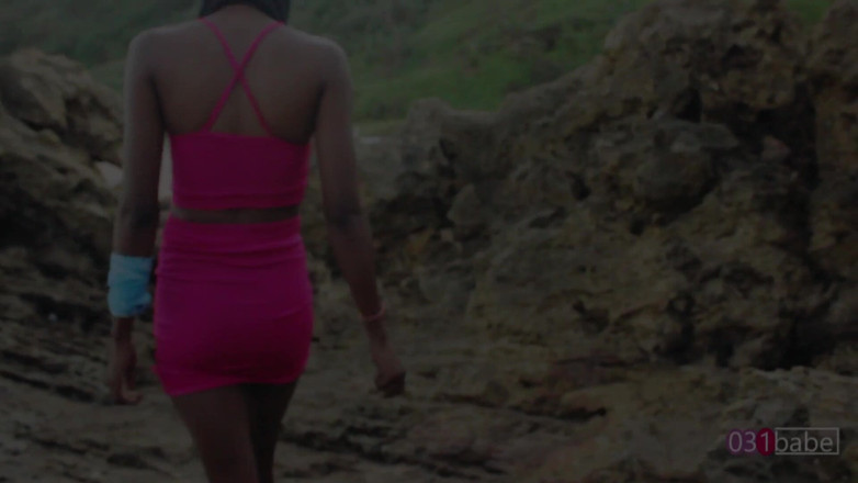 031babe: mörkhyad brud knullas på stranden Pt1