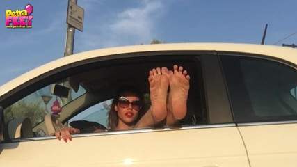 Smokin Fetish: Feticismo del piede in auto con una teen calda