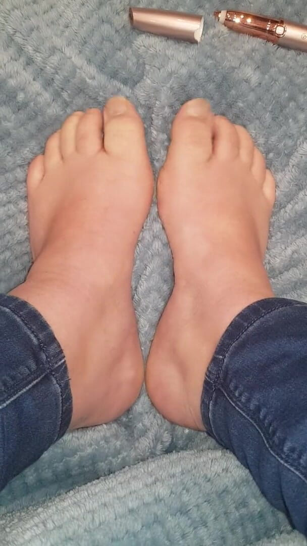 Faith's Feet Fetish: Fede feticismo dei piedi - radermi le dita dei piedi
