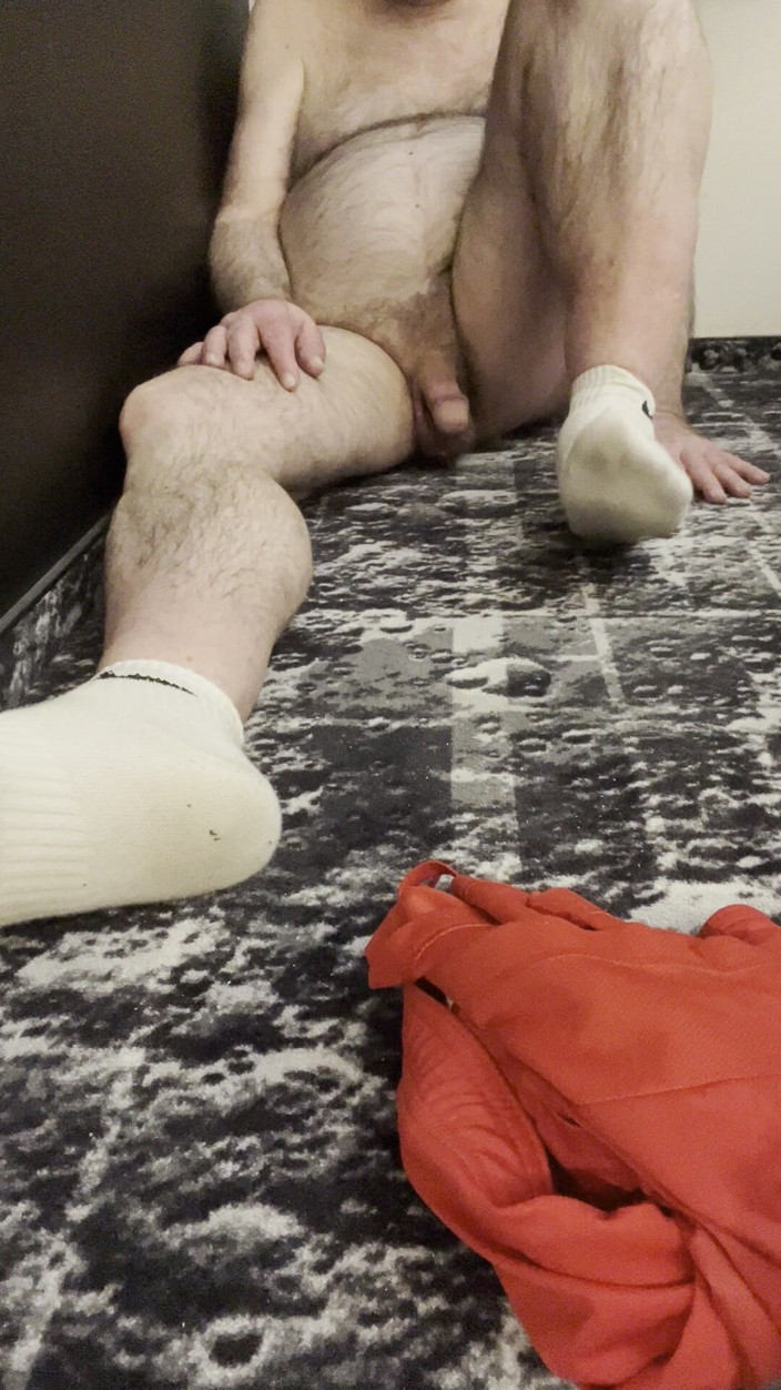 Coach Karl dude lodge: Trainer Karl Feet, weiße socken und nackte eier [5834]