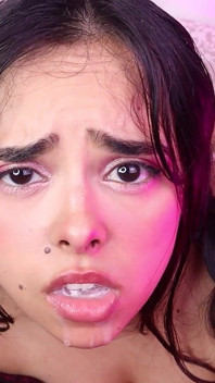 Irresistible puta Ahegao dedeándose sus agujeros