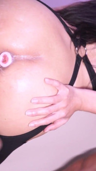 Un Petit Boi Cocu Asiatique Aide Sa Copine À Opter Pour Une Énorme Bite.