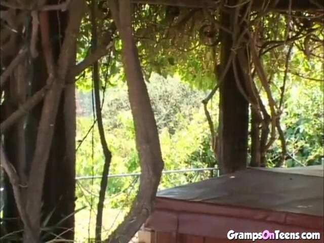 Gramps On Teens: Сексуальной тинке трахает ее зияющее очко зрелый мужчина