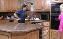 Hooters Entertainment: Smutsig MILF knullade stor kuk i köket