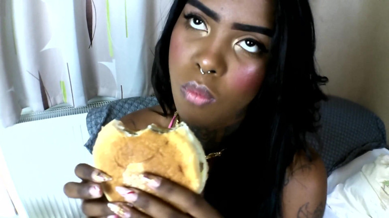 Solo Austria: Ebony teen hamburger eating!