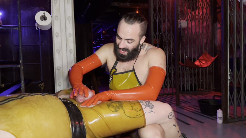The Bearded Master: Urs roșcat pișat și futut cu pumnul de Bearded Master
