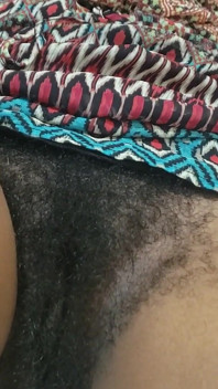 Ejaculare pe milf fierbinte cu pizdă naturală păroasă