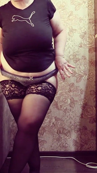 Balança Sua Bunda Grande Com Sua Cueca Nova. Esposa Madura Experimenta Calcinha Grande.