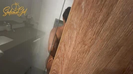 Meu meio-irmão pervertido entra no meu quarto e me fode com seu pau grande
