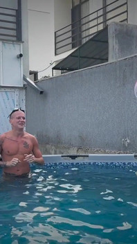 Três Homens Namorada Sexy Após Festa Na Piscina - Ela Adora Quando Escorre Pelo Rosto