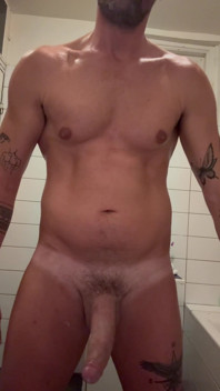 Masturbându-mă, ejaculând și gustându-mi sperma