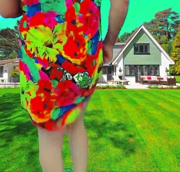 Kitty_Cross: Verspielter femboy neckt mit rock in windy street