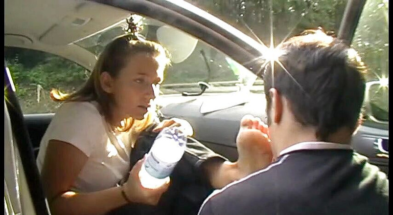 Foot Girls: Kaki kotor menjilati di jalan