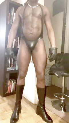 Black Muscle Stepdad: Schwarzer bodybuilder raucht und wichst, clips