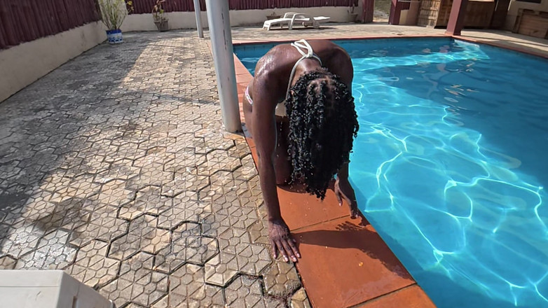 Black Swan: Barely Behaving di tepi kolam