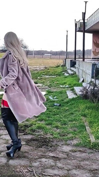 Mała dziwka rozbiera się na Starym Stadionie