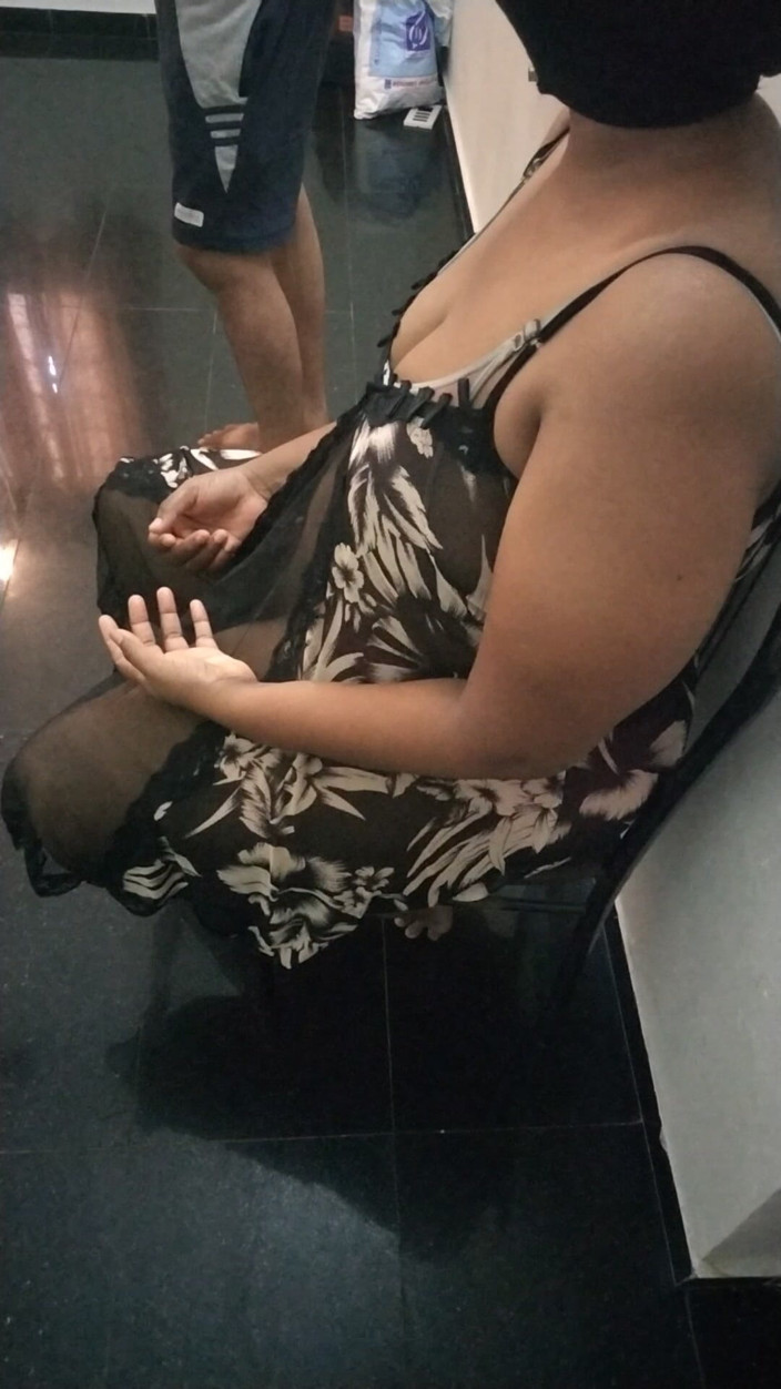 Tamil lesbian: Makcik montel baru bercakap kasual